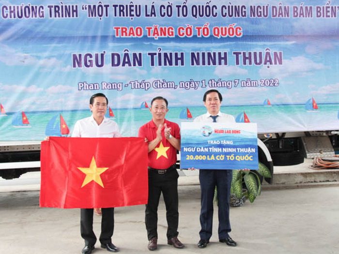 Lá cờ Tổ quốc - Năm 2024, lá cờ Tổ quốc vẫn là một trong những biểu tượng quan trọng của Việt Nam. Với sức sống vĩnh cửu của mình, những lá cờ này đại diện cho tâm hồn và tình yêu của người dân Việt Nam đối với quê hương.